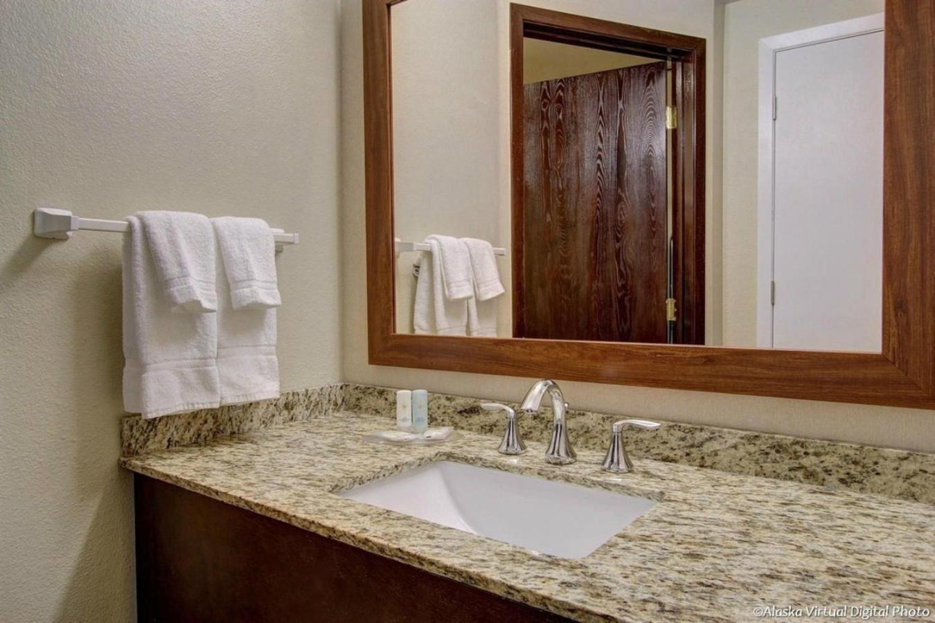 Wingate By Wyndham Anchorage Downtown - Ship Creek Hotel Екстериор снимка